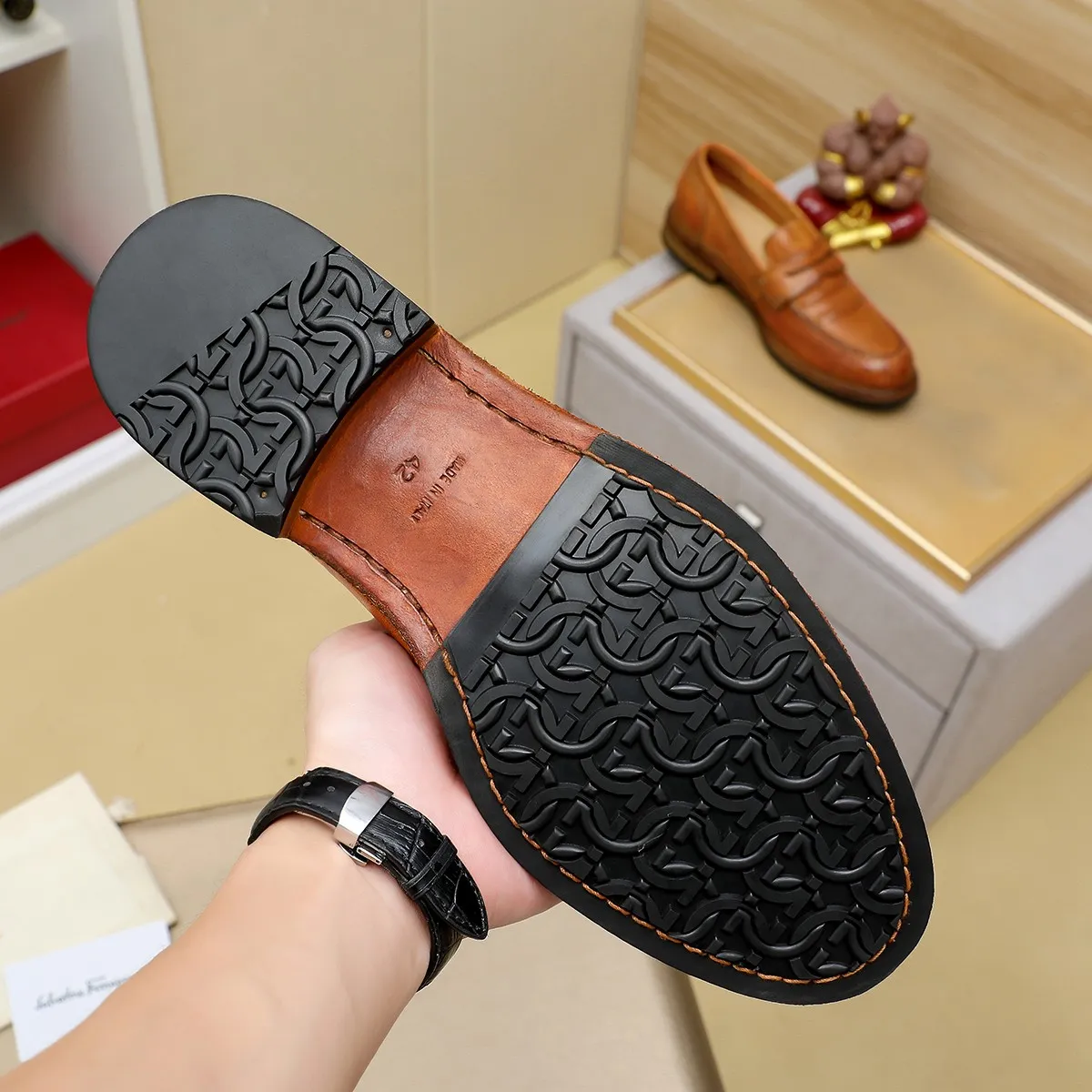 Men's shoes 💰920 💰 Louis Vuitton LV ® Autumn and Winter 🆕 models 🔛Full shoe counter First layer cowhide, 🐂Leather lined casual shoes for men, super soft outsole, a must for driving. Counter synchronization Original first layer cowhide Completely 1:1 mold customization 🌹Top version, 3 colors available! Number: 38-45 (37.46. Customized)